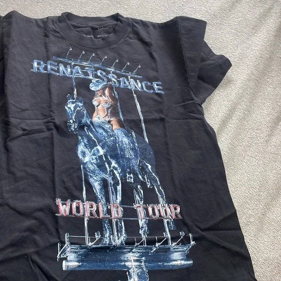 - BEEHIVE OFFICIAL MERCH TSHIRT FROM THE WORLD TOUR *NEW* - Picture 7 of 10